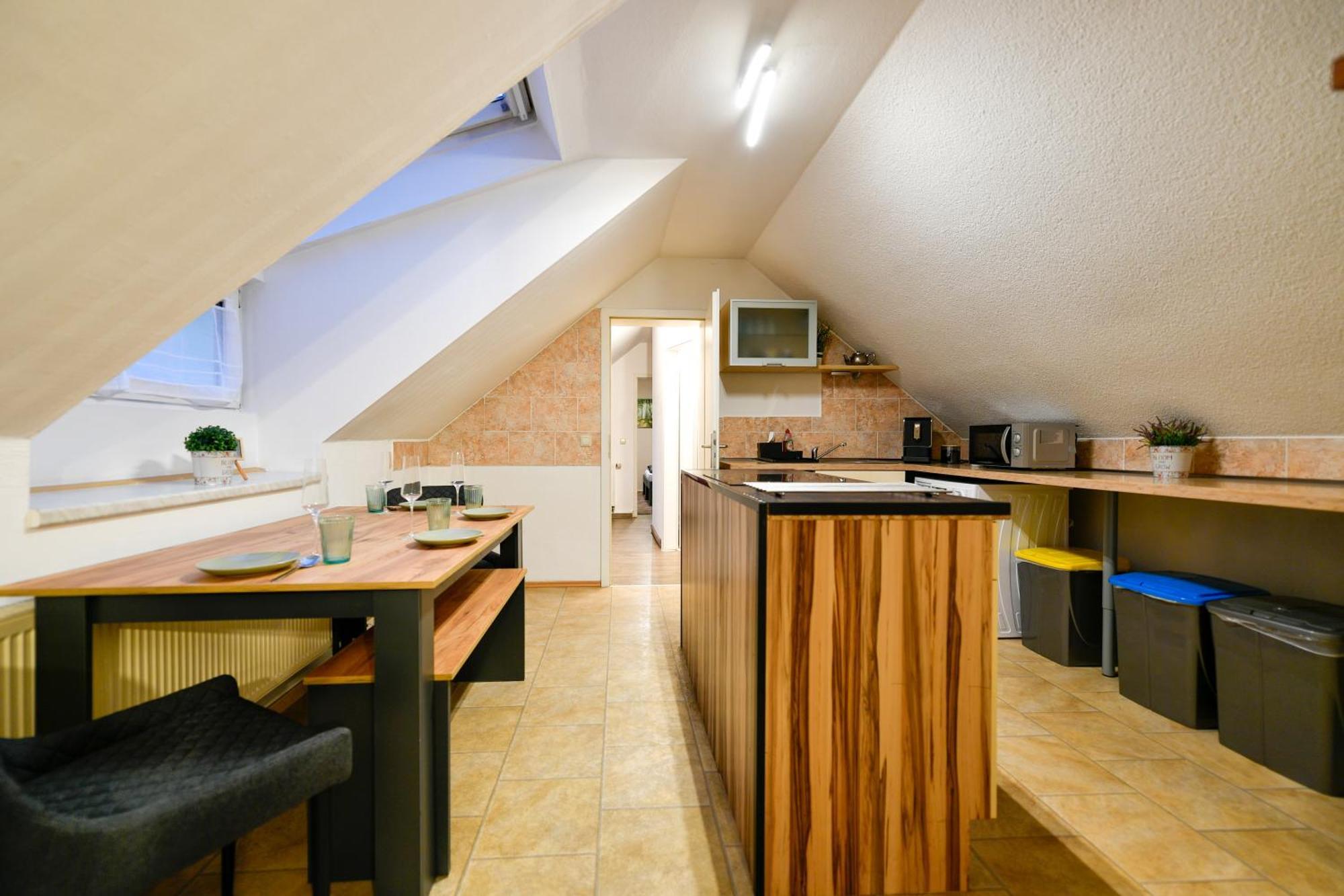 Grosses Spree Apartment, 3 Schlafzimmer Bis 10 Personen, 4X Kfz Parkplatz, Terrasse, Waschtrockner, Wlan, Netflix คอตต์บุส ภายนอก รูปภาพ